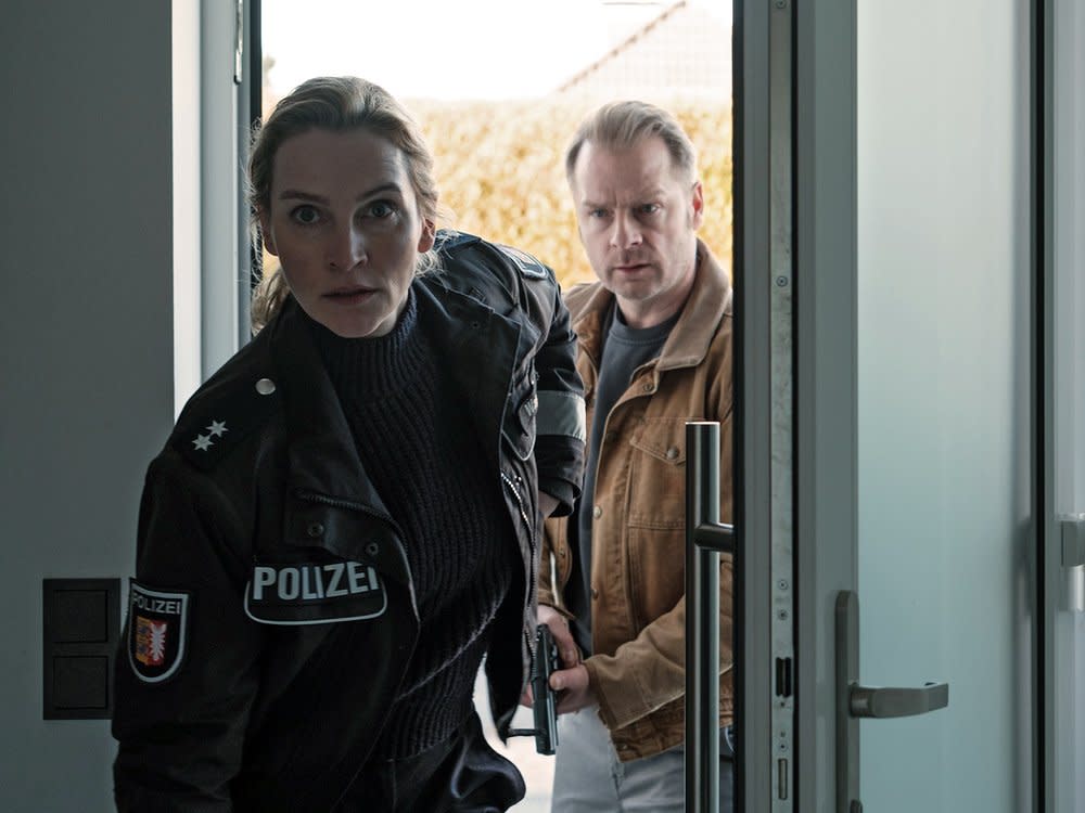 "Nord bei Nordwest: Der doppelte Lothar" : Hannah Wagner (Jana Klinge) und Hauke Jacobs (Hinnerk Schönemann) dringen in eine leerstehende Wohnung ein. (Bild: ARD/Gordon Timpen, SMPSP)