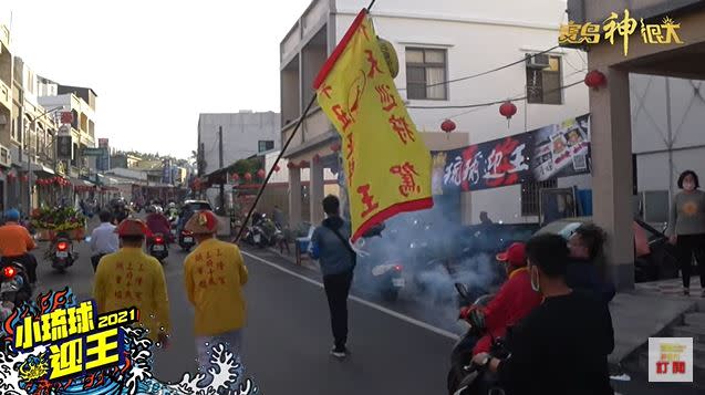 舉著帥旗一路回到三隆宮。（圖／寶島神很大）