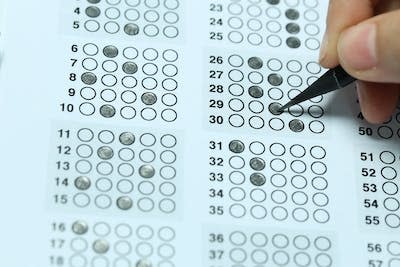 When students are asked to rate their ability objectively, they do much better than when they compare themselves with their peers. <a href="https://www.gettyimages.com/detail/photo/exam-test-royalty-free-image/688307046?phrase=school%2Btest" rel="nofollow noopener" target="_blank" data-ylk="slk:greenwatermelon/iStock via Getty Images;elm:context_link;itc:0;sec:content-canvas" class="link ">greenwatermelon/iStock via Getty Images</a>