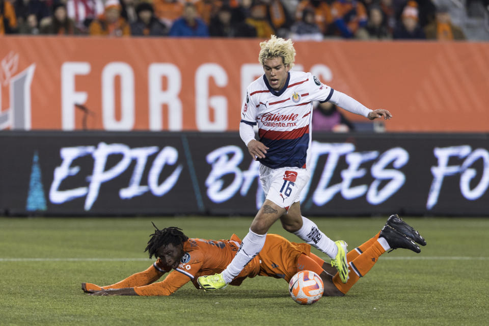 Cade Cowell, delantero de Chivas de México, se lleva a Malik Owolabi Belewu, zaguero del Forge de Hamilton, Canadá, en el partido de la Copa de Campeones de la CONCACAF, disputado el miércoles 7 de febrero de 2024 (Nick Iwanyshyn/The Canadian Press via AP)