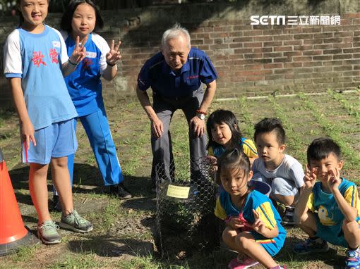  退休後，李煥昭與孫子一起回到母校擔任志工。（圖／新北市教育局提供）