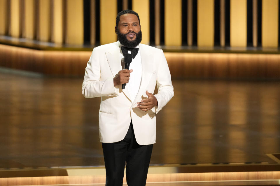 En anfitrión Anthony Anderson habla en la 75ª edición de los Premios Emmy el lunes 15 de enero de 2024 en el Peacock Theatre de Los Ángeles. (Foto AP/Chris Pizzello)