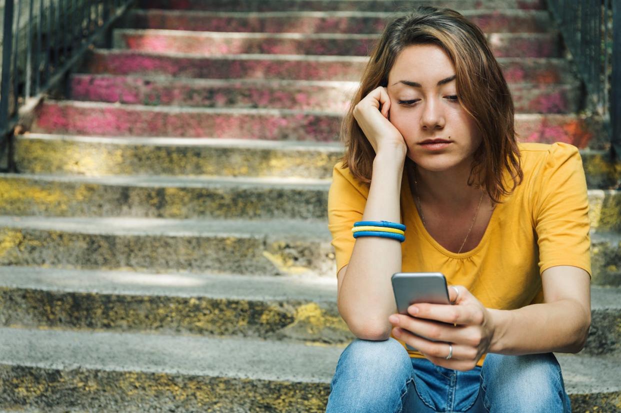 The hours spent – and the content viewed – by teens on social media can lead to depression, anxiety and body image issues. <a href="https://www.gettyimages.com/detail/photo/cell-phone-break-up-royalty-free-image/483933372?phrase=upset+teenager+on+phone&adppopup=true" rel="nofollow noopener" target="_blank" data-ylk="slk:Mixmike/E+via Getty Images;elm:context_link;itc:0;sec:content-canvas" class="link ">Mixmike/E+via Getty Images</a>