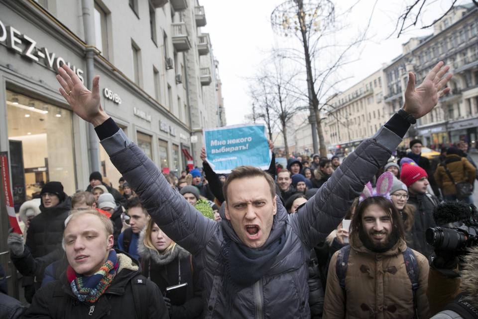 ARCHIVO - En esta imagen de archivo del domingo 28 de enero de 2018, el líder opositor ruso Alexei Navalny, en el centro, durante una marcha en Moscú, Rusia. (AP Foto/Evgeny Feldman, Archivo)