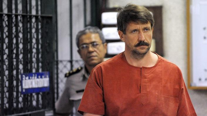 Alleged Russian arms dealer Viktor Bout (R) walks past temporary cells ahead of a hearing at the Criminal Court in Bangkok on August 20, 2010. <span class="copyright">Christophe Archambault/AFP via Getty Images</span>
