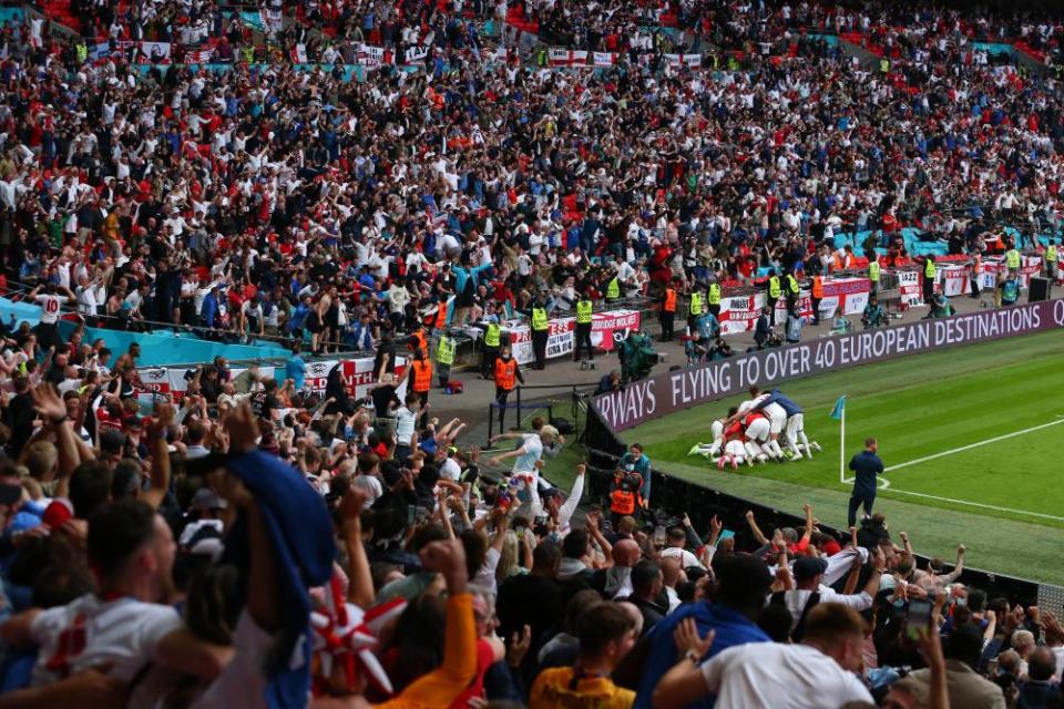 Harry Kane has made it 2-0 in the 86th minute, not long after Thomas Müller missed a glorious chance to equalise, and victory is in the bag