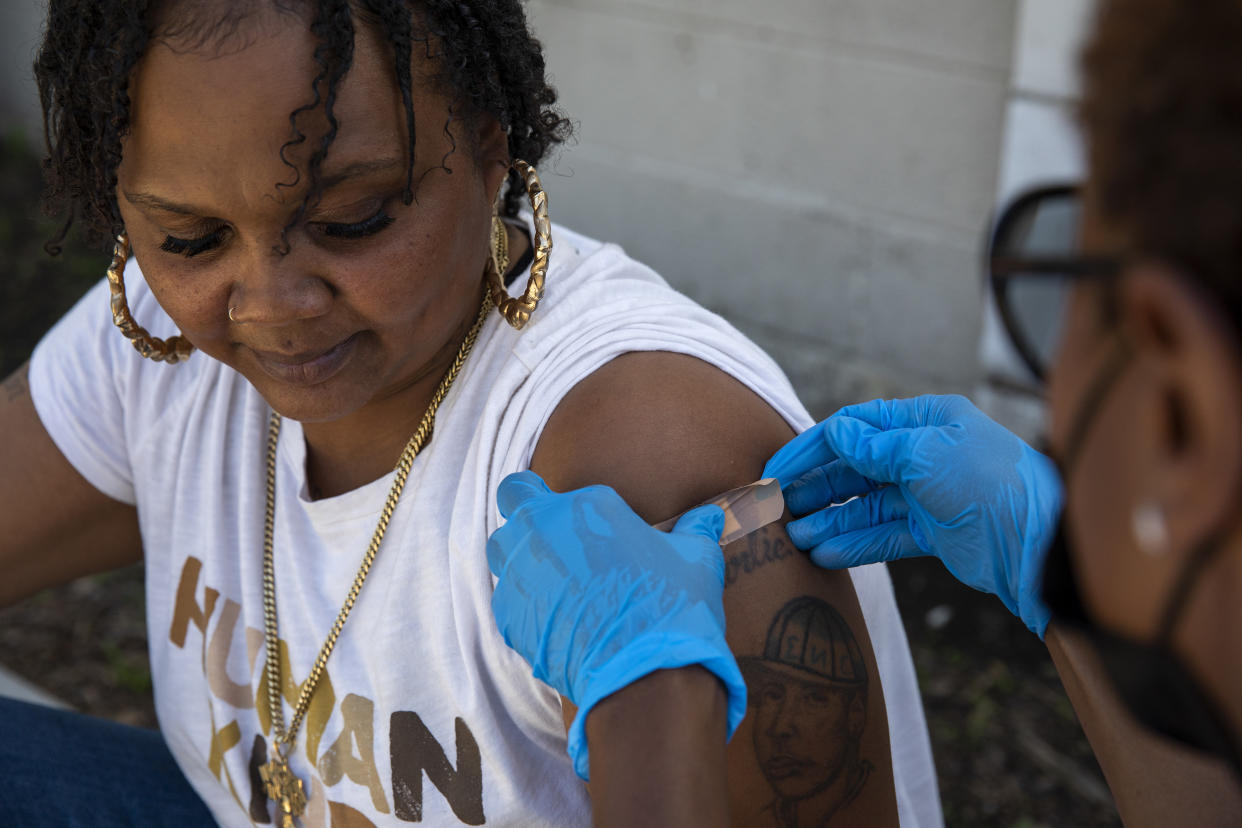 Dwona Beroit recibe su primera dosis de refuerzo contra la COVID-19 en el Parque Coronel Leon H. Washington, en Los Ángeles, el 6 de abril de 2022. (Alisha Jucevic/The New York Times)