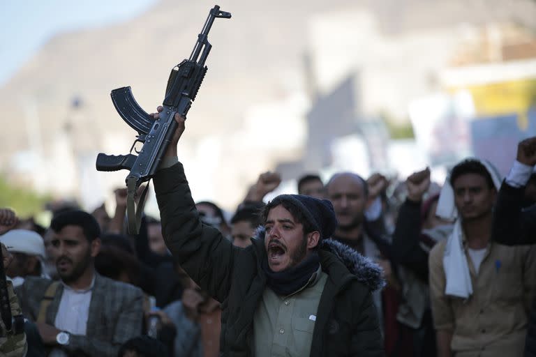 Un partidario hutí sostiene un arma durante una manifestación contra el apoyo de Estados Unidos a la coalición dirigida por Arabia Saudita en Saná, Yemen, el lunes 22 de noviembre de 2021. (AP Foto/Hani Mohammed)