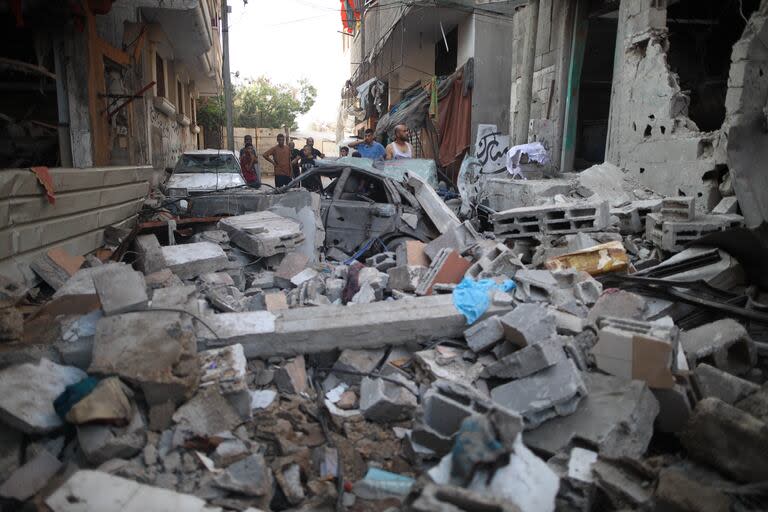Un edificio destruido después de un ataque aéreo israelí en el campamento de refugiados de Nuseirat, en el centro de la Franja de Gaza, el 20 de julio de 2024. Al menos 13 palestinos murieron y decenas resultaron heridos en un bombardeo israelí contra dos viviendas en el campamento de refugiados de Nuseirat, en el centro de la Franja de Gaza, informaron el viernes fuentes palestinas. (Xinhua/Marwan Dawood)