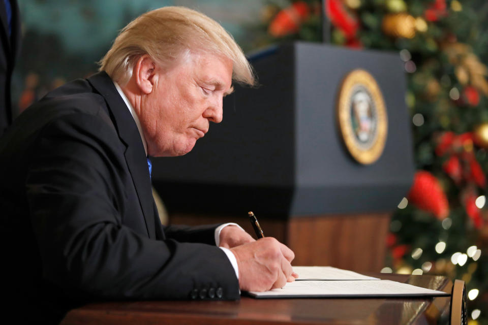 Dass er nach der Rede problemlos eine Proklamation unterschreiben konnte spricht gegen Gesundheitsprobleme des US-Präsidenten. (Bild: AP Photo)