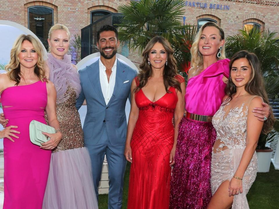 Frauke Ludowig, Franziska Knuppe, Giovanni Angiolini, Liz Hurley, Lilly zu Sayn-Wittgenstein-Berleburg und Sarah Engels (v.l.n.r.) beim "Raffaello Summer Day". (Bild: Gisela Schober/Getty Images für Raffaello)