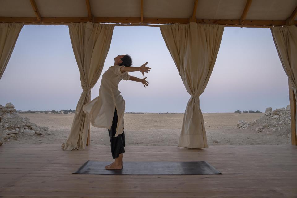 Una profesora de yoga practica en Al Shahaniah, Qatar, el miércoles 19 de octubre de 2022. (AP Foto/Nariman El-Mofty)