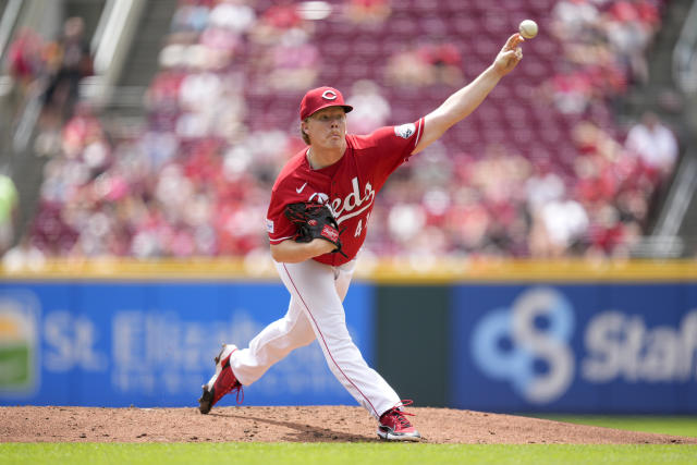 Abbott combines with Law on 2-hitter, Reds beat Giants 5-1 for 4