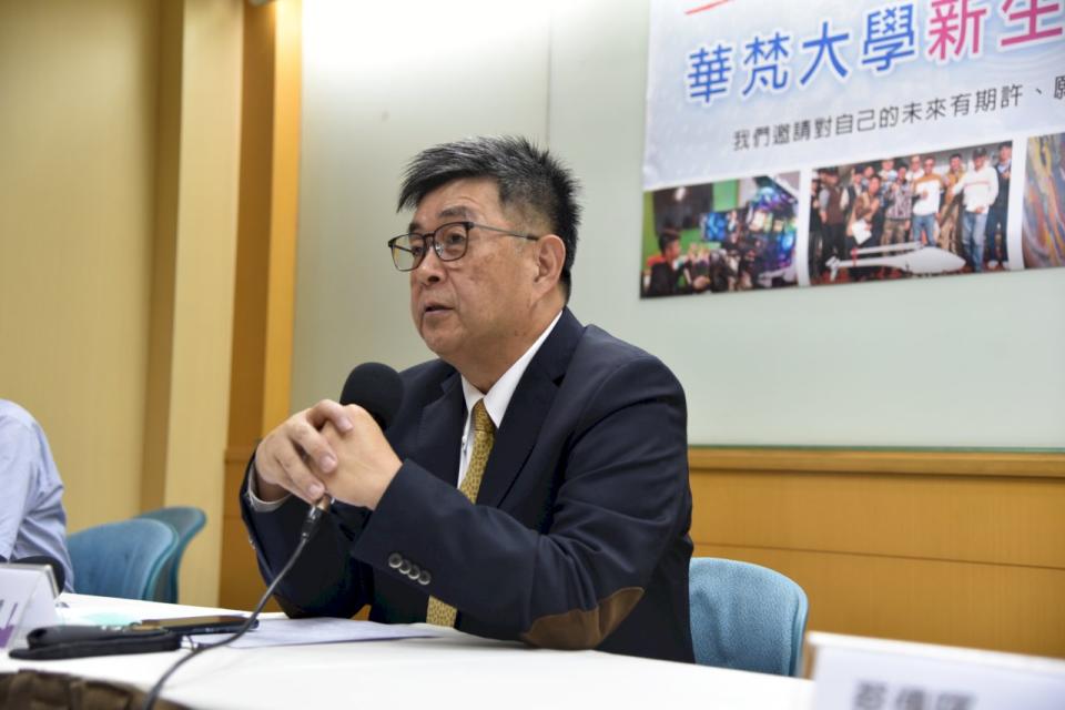 華梵大學校長李天任說明全校性的全額獎學金制度。(華梵大學提供)