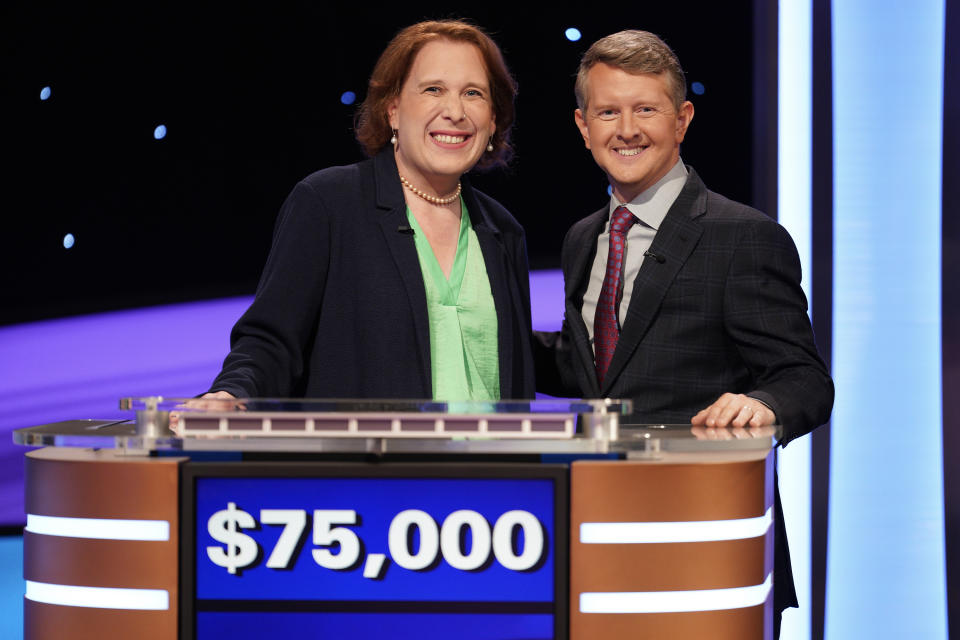 Amy Schneider poses with host Ken Jennings at the 
