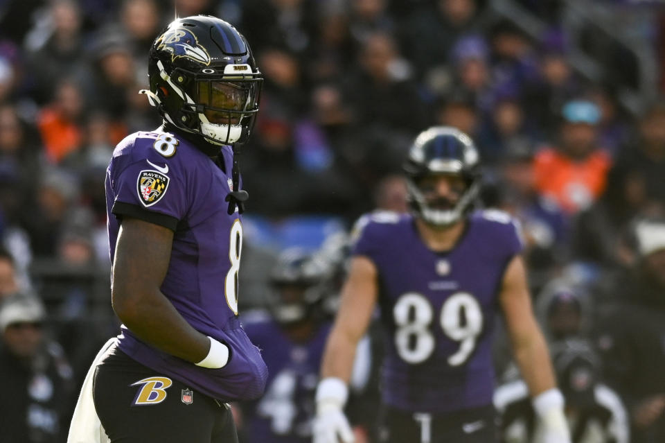 4. Dezember 2022;  Baltimore, Maryland, USA;  Baltimore Ravens Quarterback Lamar Jackson (8) tritt im ersten Viertel gegen die Denver Broncos im M&T Bank Stadium an.  Obligatorischer Kredit: Tommy Gilligan-USA TODAY Sports