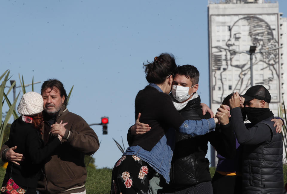 Varias parejas bailan tango para protestar por las medidas de confinamiento que les prohíbe llevar adelante su arte en medio de la pandemia del coronavirus, en Buenos Aires, Argentina, el sábado 29 de mayo de 2021. (AP Foto/Natacha Pisarenko)
