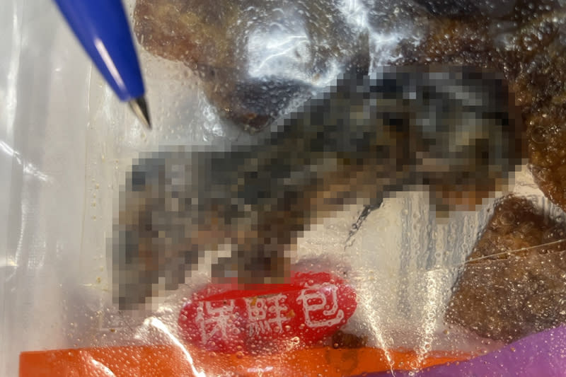 台南有民眾向市議員盧崑福服務處投訴，指稱日前在市面上買了一包零食豆乾，打開吃了一些後，發現包裝內有一隻疑似小老鼠黑色乾屍。 （圖／盧崑福服務處提供）