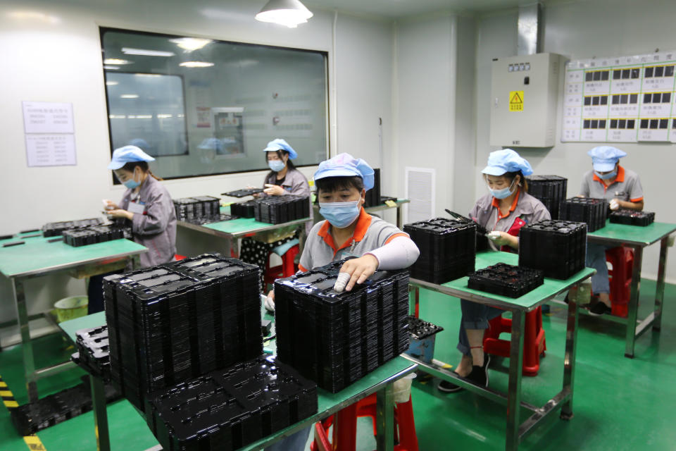 SUIXI, CHINE - 13 AOÛT 2021 : Des femmes assemblent des batteries au lithium dans une usine à Suixi, dans la province d'Anhui, dans le centre de la Chine, le vendredi 13 août 2021. (Le crédit photo doit se lire Feature China/Future Publishing via Getty Images)