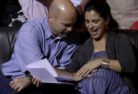 Gerardo Hernandez , one of the so-called "Cuban Five", reacts with his wife Adriana Perez (R) during Cuban musician Silvio Rodriguez's concert in Havana December 20, 2014. REUTERS/Enrique De La Osa