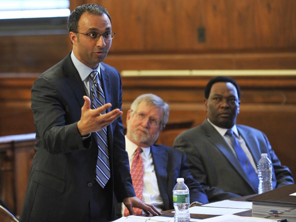 Os advogados de Dominique Strauss-Kahn, Amit Mehta (L), William Taylor (C) e Hugh Campbell apresentam o caso Strauss-Kahn v. Nafizato Diallo na Suprema Corte do Estado de Nova York, no Bronx, em 28 de março de 2012, em Nova York .  O advogado de Dominique Strauss-Kahn pediu na quarta-feira a um juiz dos EUA que rejeitasse uma ação civil movida por uma empregada de hotel de Nova York, que disse que o desgraçado político francês tinha imunidade diplomática por supostamente agredi-la.  casaco 