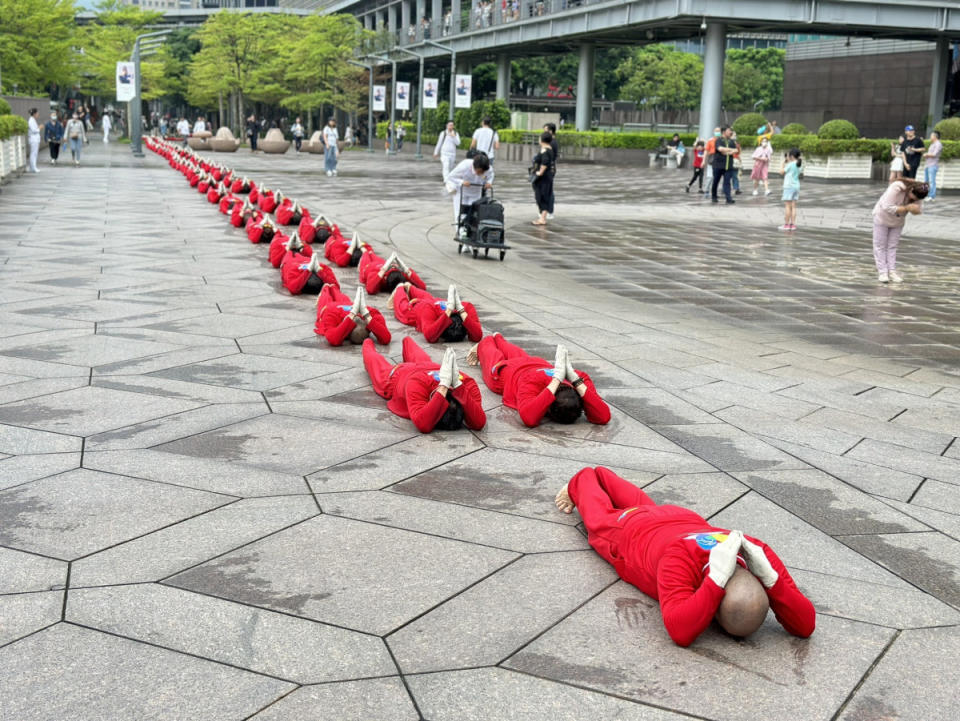 上百名弟子在吉拉達摩 金剛上師率領下以五體投地大禮拜方式，祈求全民健康幸福、台灣經濟繁榮。（圖／台北市金氏大禮拜行腳協會提供）