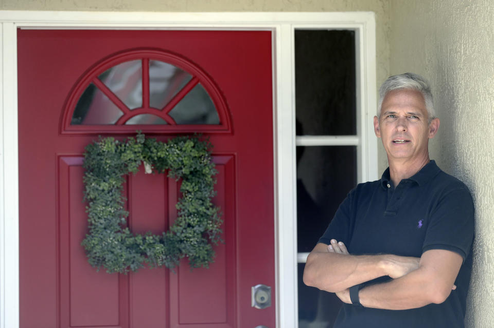 Bob Garick posa frente a la entraada de su casa en Oviedo, Florida, el miércoles 5 de agosto de 2020. Garick estaba muy interesado en ser supervisor de campo durante la fase de visita puerta por puerta del censo 2020 en Estados Unidos, pero a medida que el número de nuevos casos de coronavirus en Florida se disparó el mes pasado, cambió de opinión y decidió no aceptar el trabajo. (AP Foto/John Raoux)