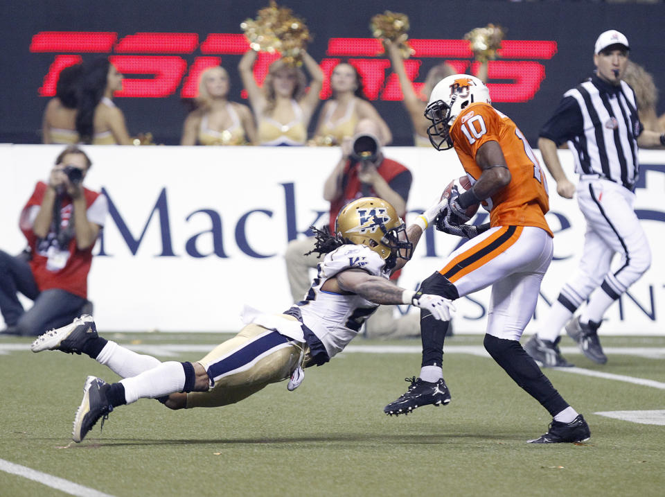 VANCOUVER, CANADA - NOVEMBER 27: Kierrie Johnson #10 of the BC Lions evades Jonathan Hefney #23 of the Winnipeg Blue Bombers and races for a third-quarter touchdown during the CFL 99th Grey Cup November 27, 2011 at BC Place in Vancouver, British Columbia, Canada. (Photo by Jeff Vinnick/Getty Images)