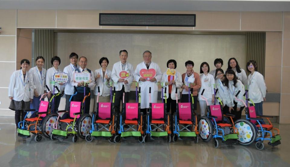 柳營奇美醫院獲贈色彩繽紛的兒童輪椅，由院長黃順賢（左八）代表接受。（院方提供）