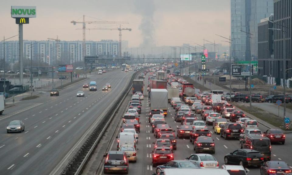 A traffic jam in Kyiv on 24 February