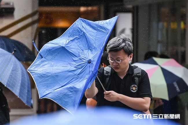 颱風海葵來襲，吳德榮提醒注意破壞性強風豪雨。 （圖／記者林敬旻攝）