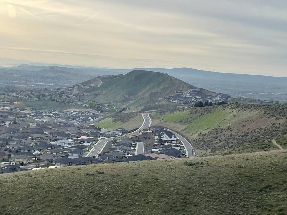 Queensgate Drive climbs to the Little Badger Mountain saddle. At the summit, it becomes Bermuda Road and descends into Kennewick, near Interstate 82 and Dallas Road.