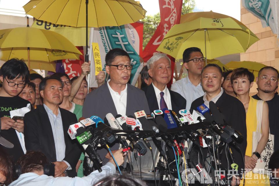 香港法院24日上午宣判占中案各名被告刑期前，9名被告包括「占中三子」進入法庭前向媒體發表簡單談話。(中央社)