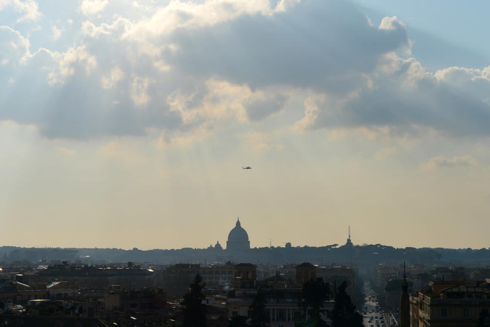 C'était une journée historique pour le Vatican : Benoît XVI, pape depuis avril 2005, a abdiqué à 19H00 GMT (20H à Rome), un événement quasiment inédit en 2000 ans d'histoire de l'Eglise catholique. A 85 ans, Joseph Ratzinger s'est retiré pour deux mois à Castel Gandolfo, la résidence d'été des papes, pour échapper au brouhaha médiatique entourant l'élection de son successeur. (Avec AFP)