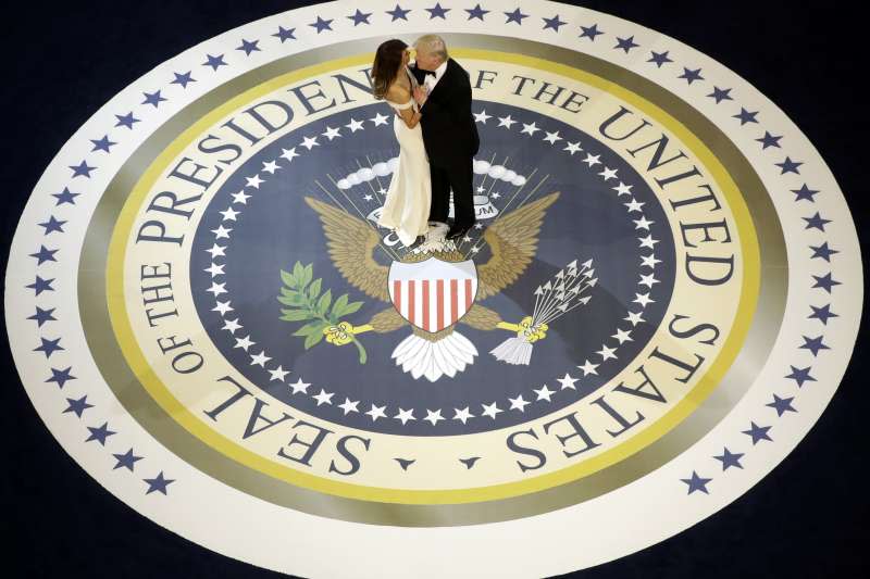 2017國際新聞回顧：川普就職美國第45任總統，與第一夫人梅蘭妮亞在晚宴上共舞。（美聯社）