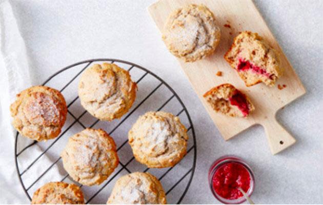 Probieren Sie diese Marmeladen-Donut-Muffins für Leckereien ohne schlechtes Gewissen. Bild: Ella Martin, Styling von Gemma Lush.