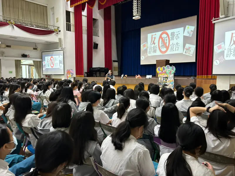 ▲開學後，台中市警二分局員警到曉明女中宣導交友詐騙「視訊裸聊」要小心！（圖/記者鄧力軍翻攝）