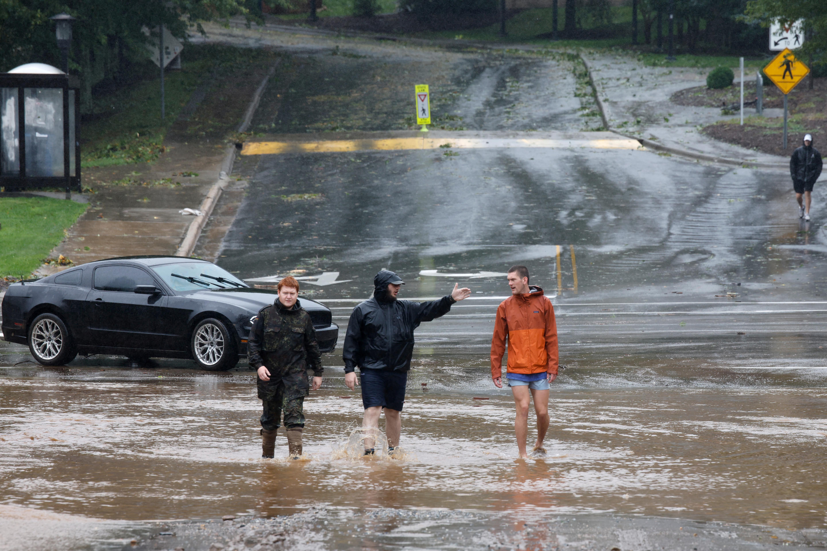 Peatones caminan por una calle inundada tras el paso de la tormenta tropical Helene, en Boone, Carolina del Norte, EE.UU. 27 de septiembre de 2024.  REUTERS/Jonathan Drake