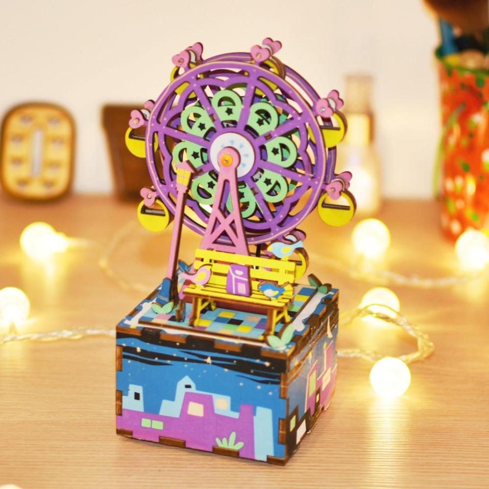 Ferris Wheel DIY. Image via Etsy.