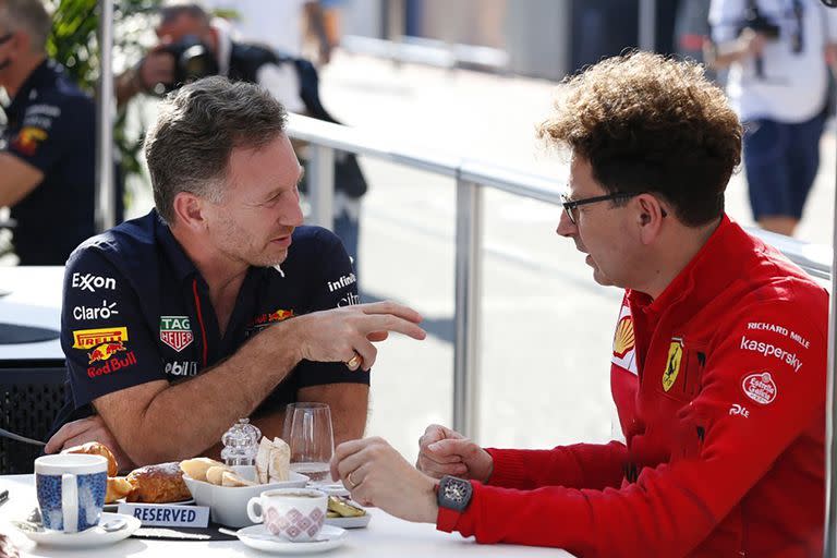 Christian Horner y Mattia Binotto, los jefes de Red Bull Racing y Ferrari, respectivamente, dos de los impulsores de revisar el tope de presupuesto para el actual curso