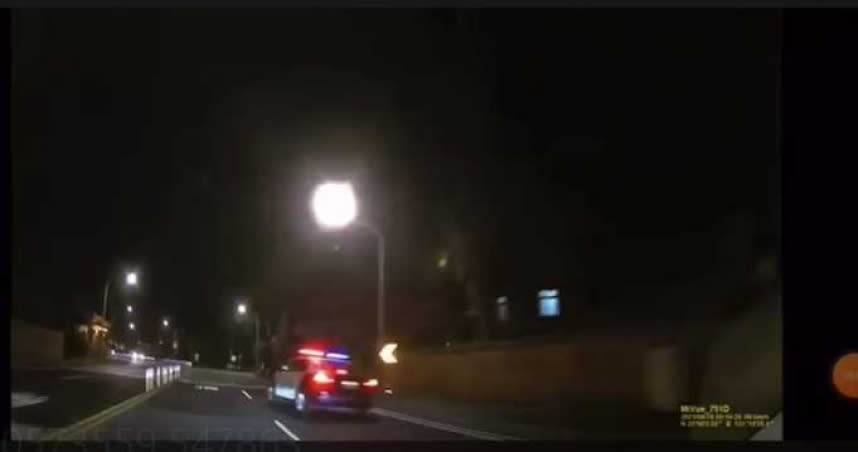 巡邏警車從自小客旁呼嘯而過，飛車之快只看到車尾燈。（圖／翻攝畫面）