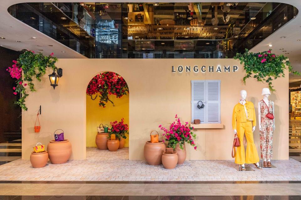 Longchamp快閃店將南法度假勝地聖特羅佩的風光帶到新光三越A11一樓，呈現充滿活力和生機的盛夏場景。圖片來源：LONGCHAMP
