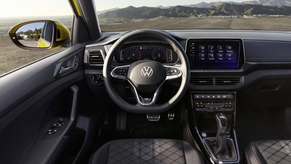 不只是中央觸控螢幕改為懸浮式，T-Cross小改款整體儀錶板控台也經過重新設計。(圖片來源/ Volkswagen)