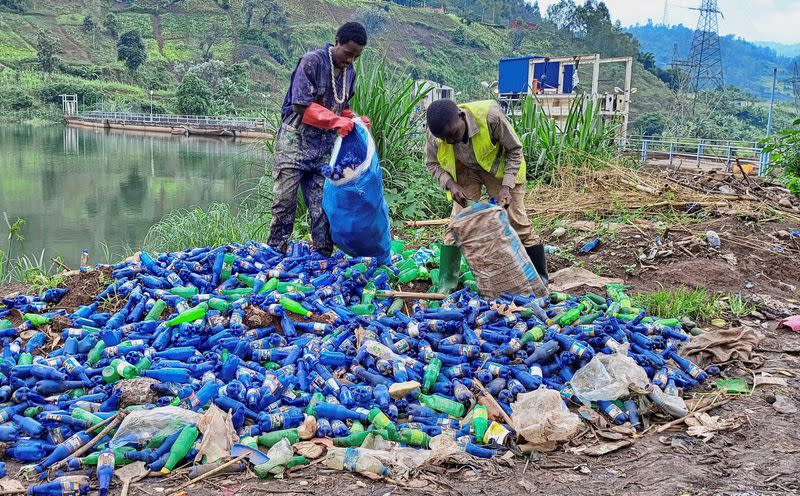 Congolese artist paints politicians' portraits in plastic in Bukavu