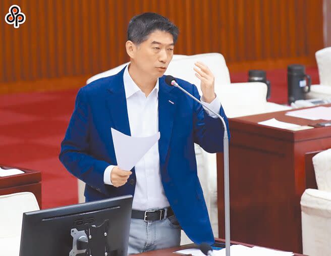 國民黨台北市議員陳炳甫建議，因應服務業上下班時間，北市府應開辦新的「早上10時半服務到晚間9時的公托」。（鄭任南攝）