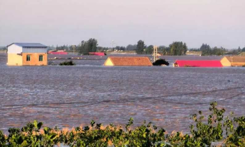 大陸湖南省岳陽華容縣團洲垸洞庭湖一線堤防（樁號19＋800）日前發生管湧險情，經緊急封堵失敗後堤壩決堤。（圖／翻攝自微博）