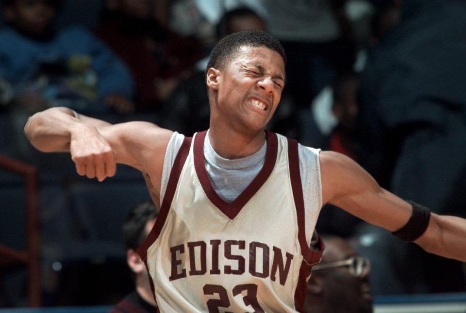 Edison's Kenny Jackson celebrates the last seconds of his team's win over East in 1998.