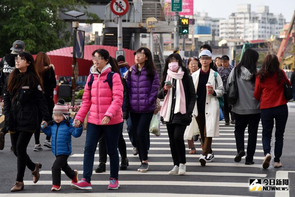 ▲今（16）日強烈大陸冷氣團來襲，愈晚愈冷，明（17）日中部以北地區最低溫下探11度。（圖／NOWnews）