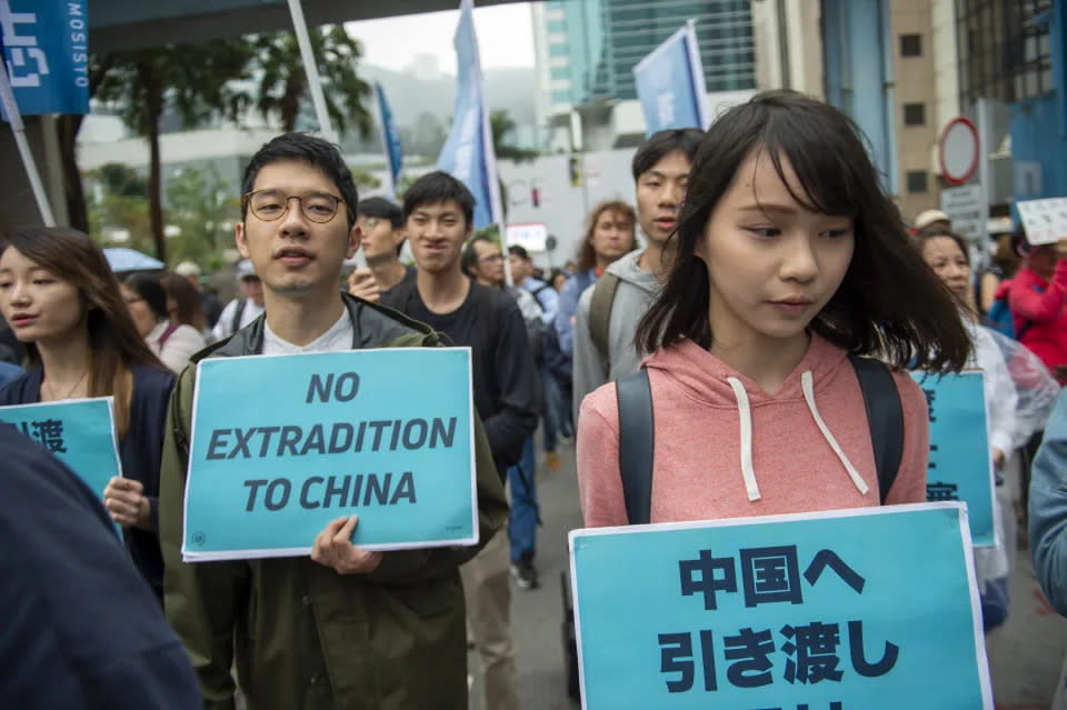 周庭跟羅冠聰等，都是「香港眾志」創黨成員，香港眾志在《港區國安法》實施後宣布解散。周庭去年指，去年向國安處申請取回護照以赴加拿大升學後，國安處人員就要求她寫「悔過書」，並要求她不可以再跟學民思潮和香港眾志的成員聯絡。(Photo by Harry Wai/NurPhoto via Getty Images)