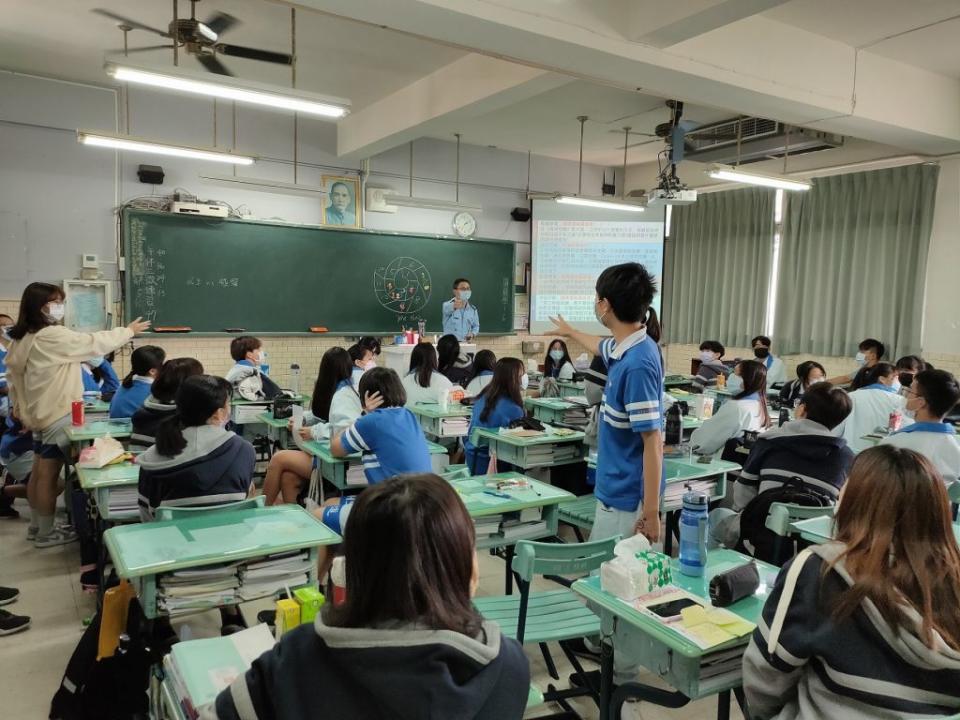 詹宗龍透過「學思達」，翻轉學生對國防課的刻板印象（攝於二０二一年）。(教育部提供)